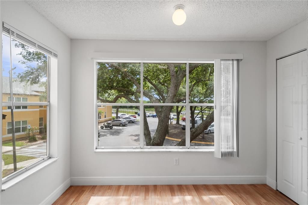 Под контрактом: $1,300 (2 спален, 1 ванн, 934 Квадратных фут)