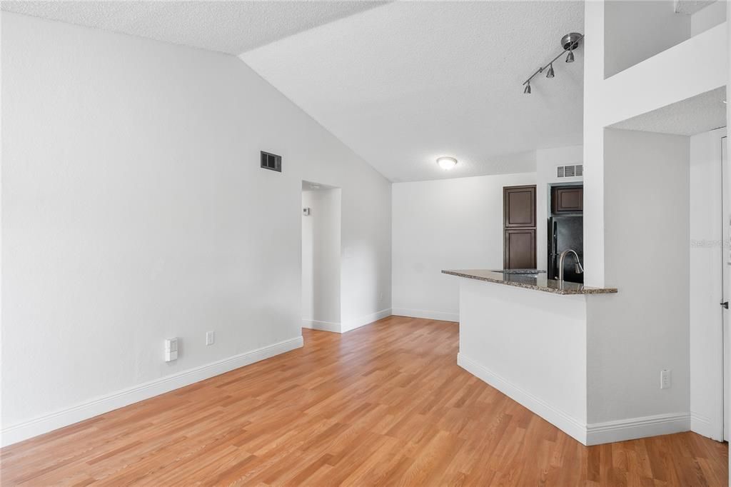 Под контрактом: $1,300 (2 спален, 1 ванн, 934 Квадратных фут)