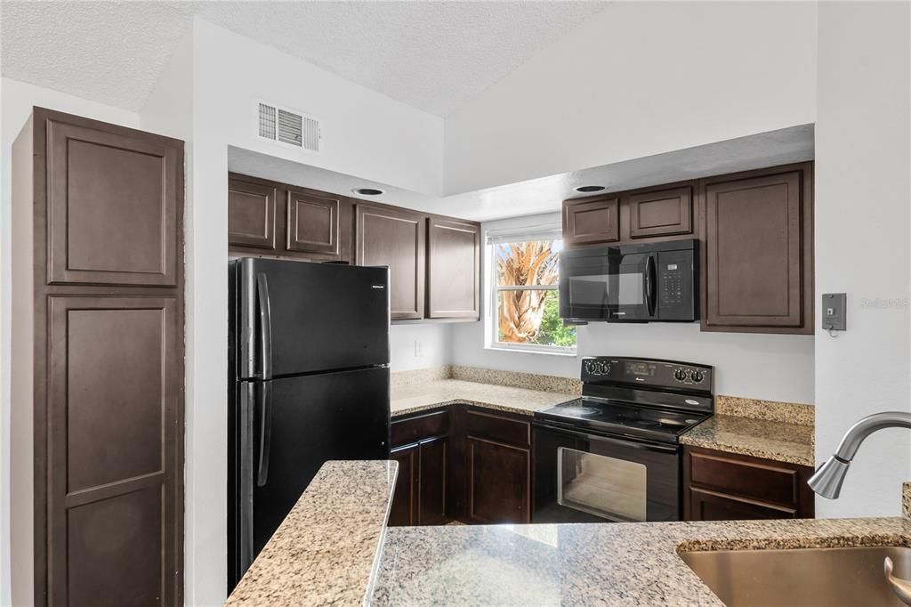 Под контрактом: $1,300 (2 спален, 1 ванн, 934 Квадратных фут)