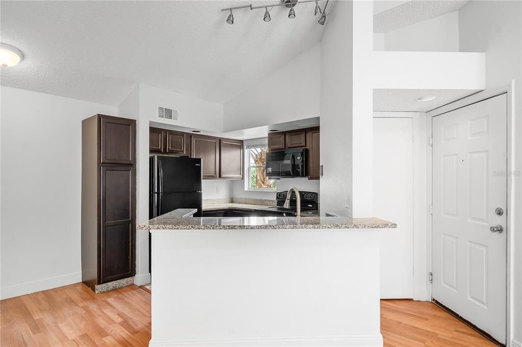 Под контрактом: $1,300 (2 спален, 1 ванн, 934 Квадратных фут)