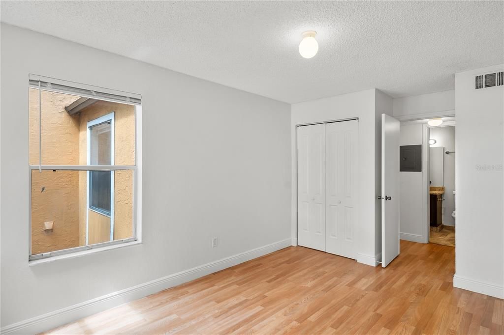 Под контрактом: $1,300 (2 спален, 1 ванн, 934 Квадратных фут)