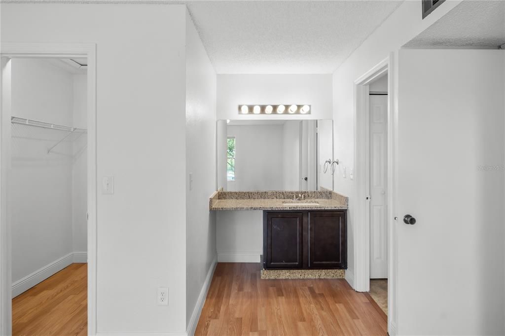 Под контрактом: $1,300 (2 спален, 1 ванн, 934 Квадратных фут)