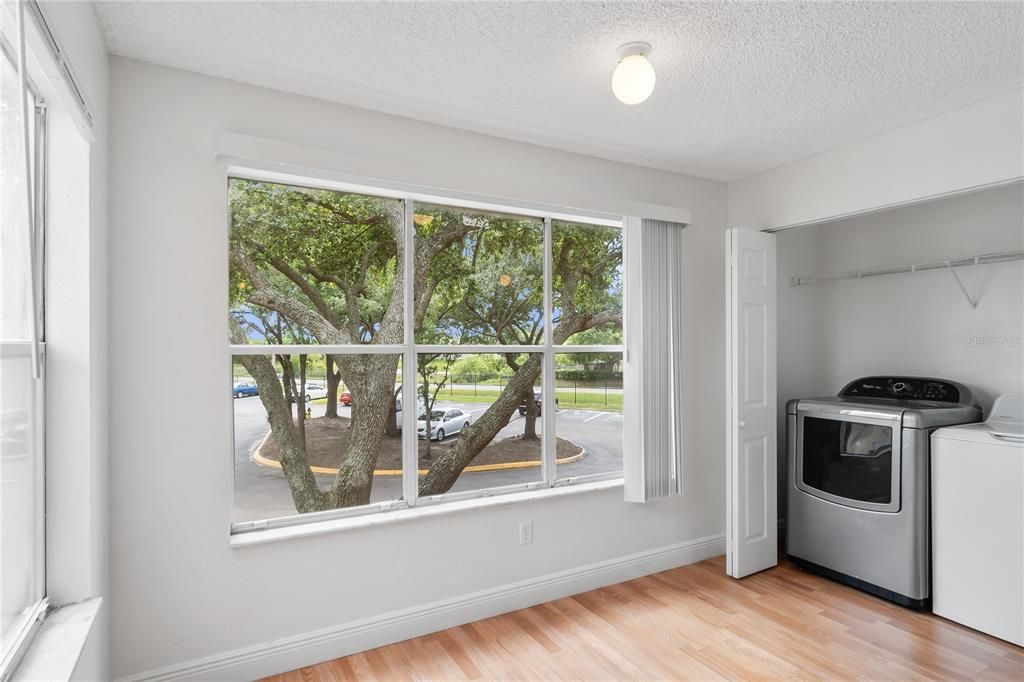 Под контрактом: $1,300 (2 спален, 1 ванн, 934 Квадратных фут)