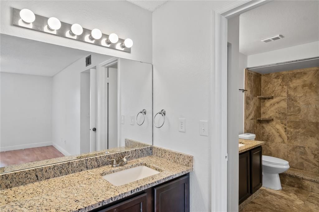 Под контрактом: $1,300 (2 спален, 1 ванн, 934 Квадратных фут)