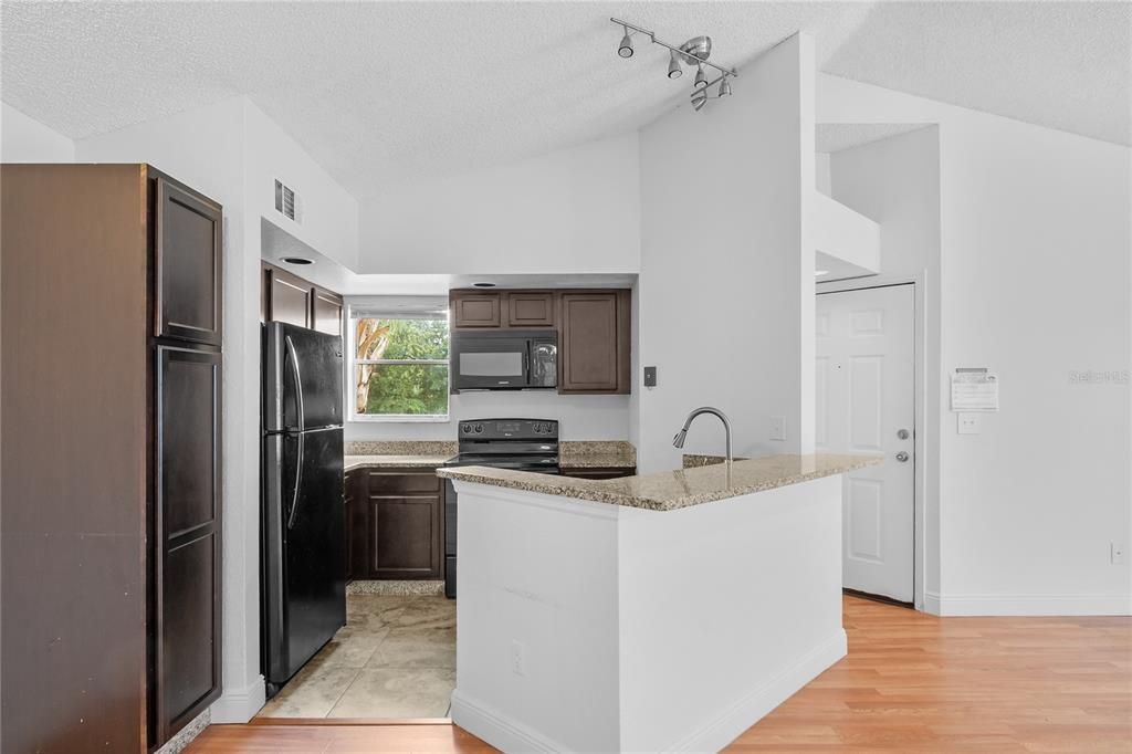 Под контрактом: $1,300 (2 спален, 1 ванн, 934 Квадратных фут)