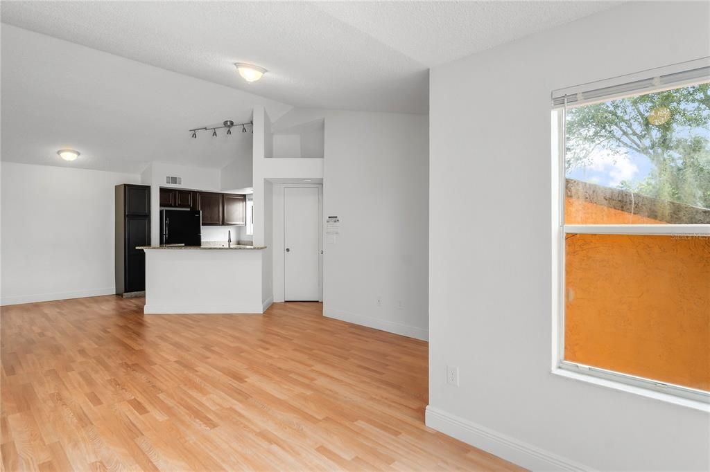 Под контрактом: $1,300 (2 спален, 1 ванн, 934 Квадратных фут)