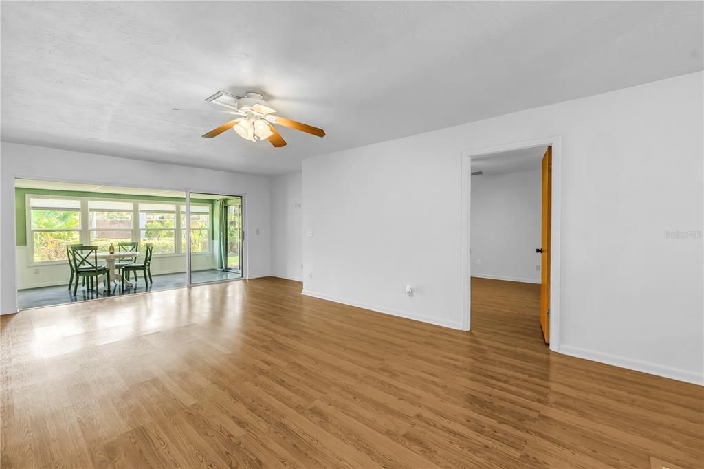 En Venta: $290,000 (2 camas, 2 baños, 1400 Pies cuadrados)