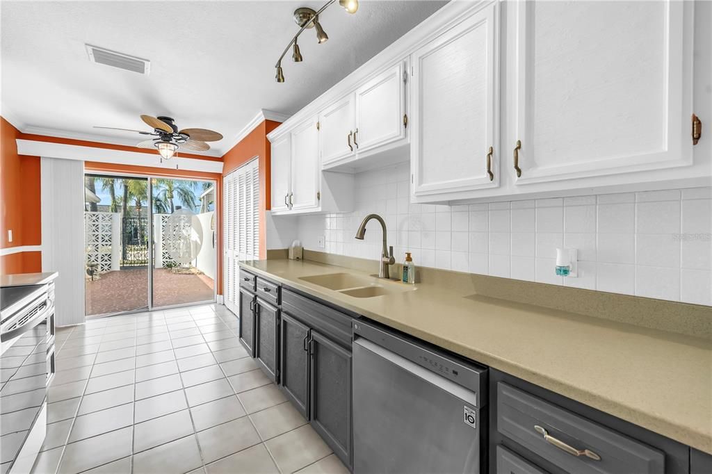 En Venta: $290,000 (2 camas, 2 baños, 1400 Pies cuadrados)