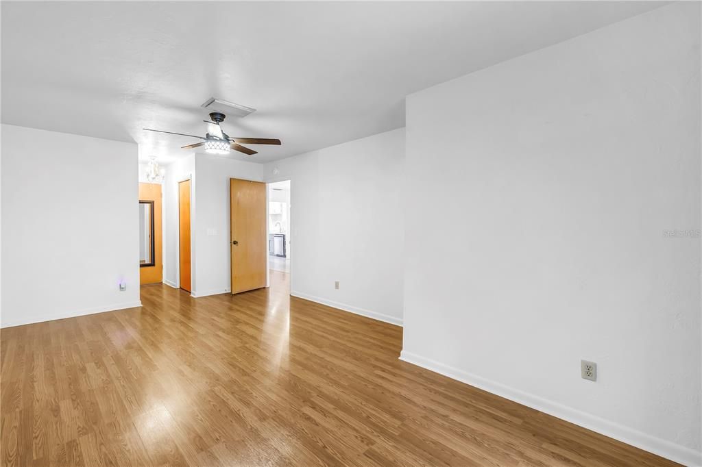 En Venta: $290,000 (2 camas, 2 baños, 1400 Pies cuadrados)