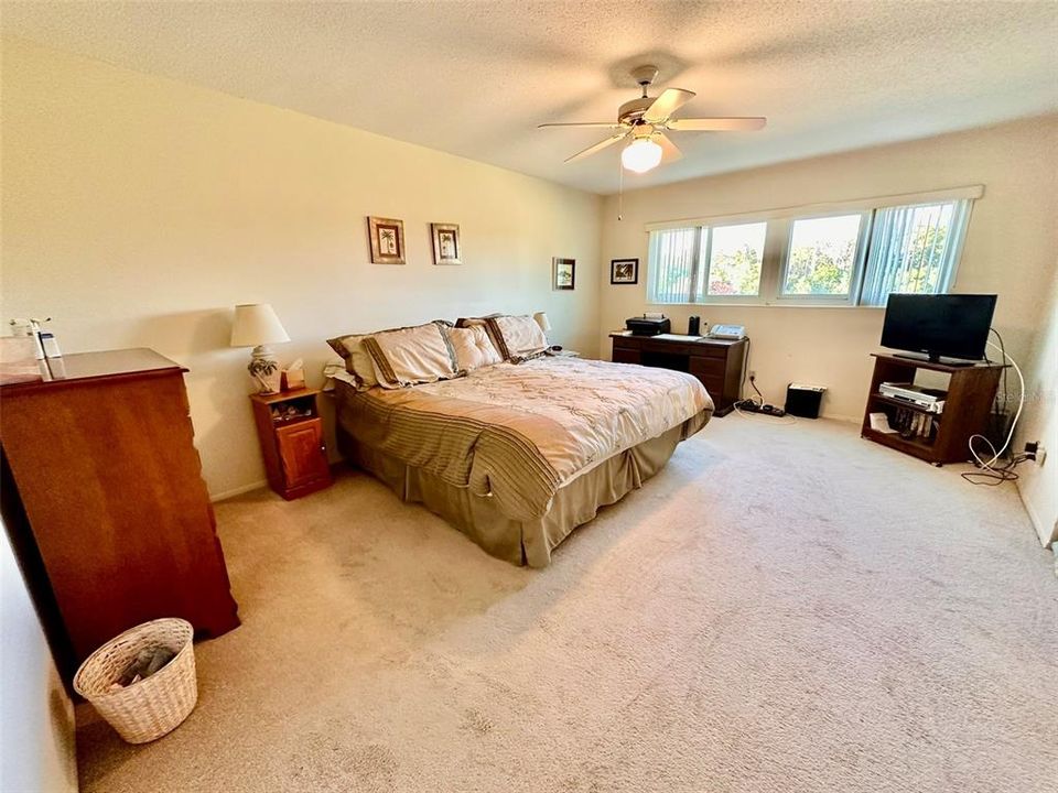 Active With Contract: $129,900 (2 beds, 2 baths, 1400 Square Feet)