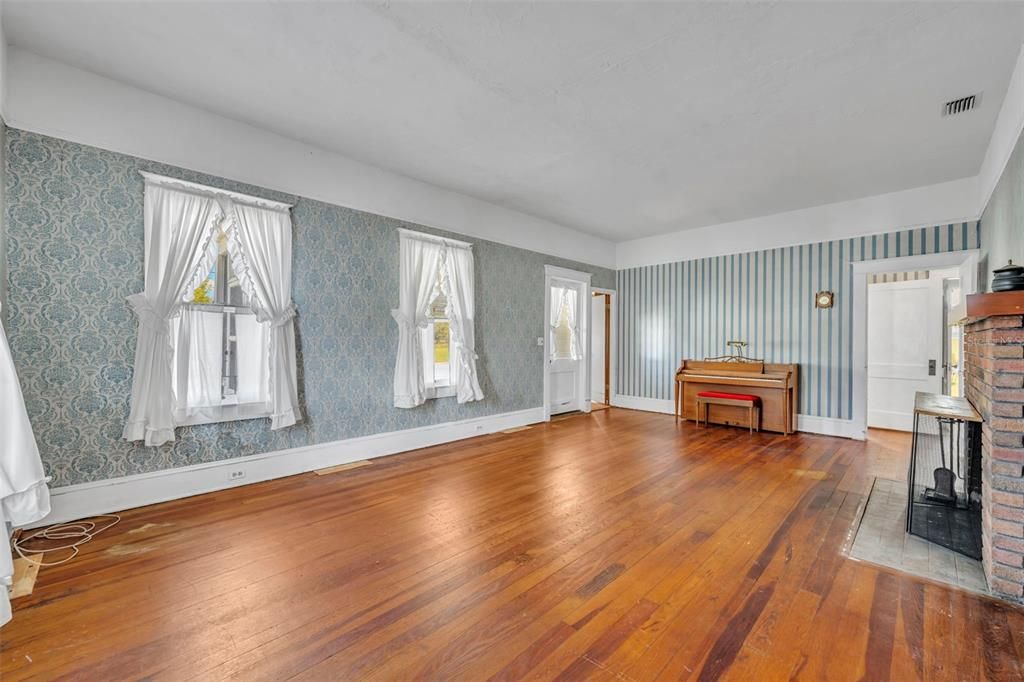 For Sale: $269,000 (4 beds, 2 baths, 1836 Square Feet)