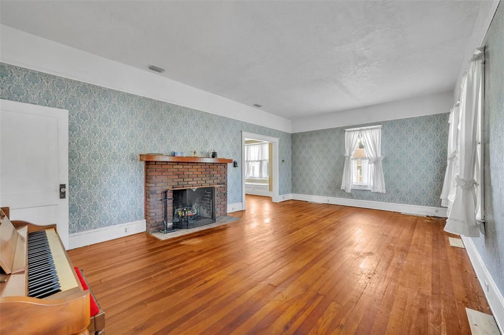 For Sale: $269,000 (4 beds, 2 baths, 1836 Square Feet)