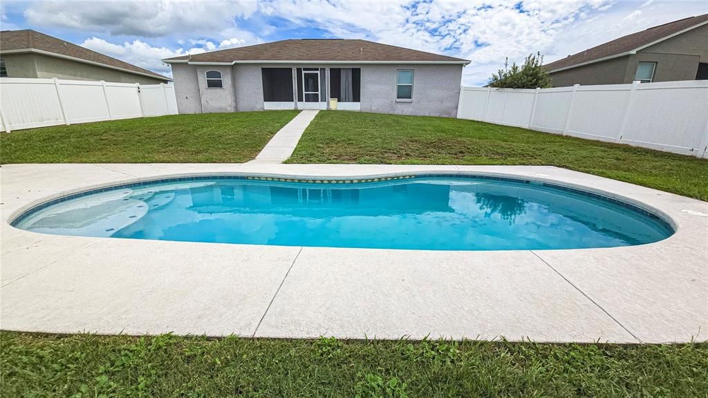 For Rent: $2,400 (3 beds, 2 baths, 1636 Square Feet)