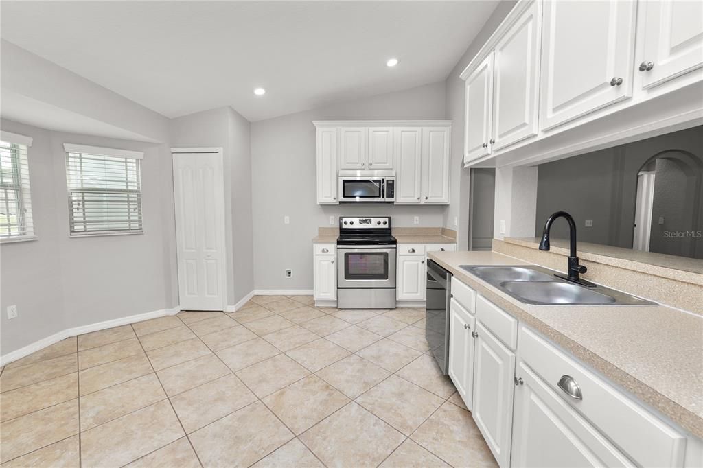 For Rent: $2,400 (3 beds, 2 baths, 1636 Square Feet)