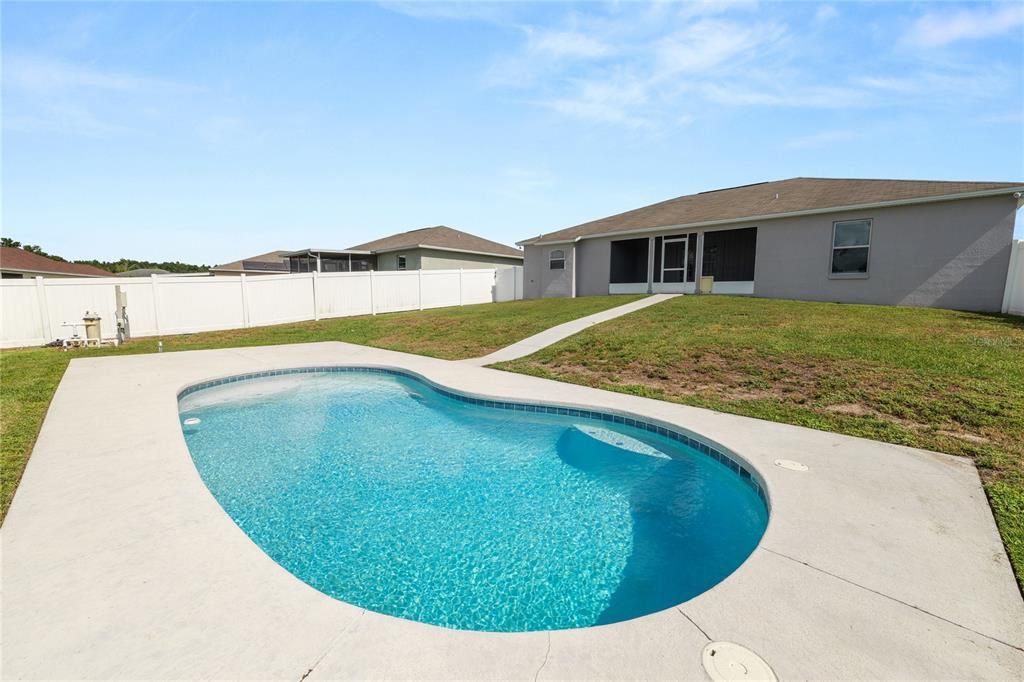 For Rent: $2,400 (3 beds, 2 baths, 1636 Square Feet)