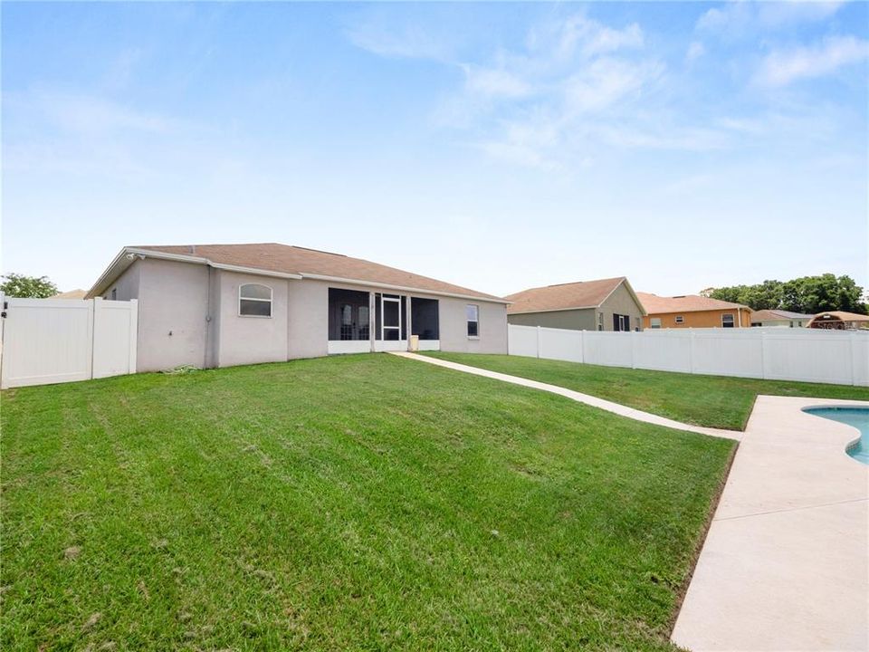 For Rent: $2,400 (3 beds, 2 baths, 1636 Square Feet)