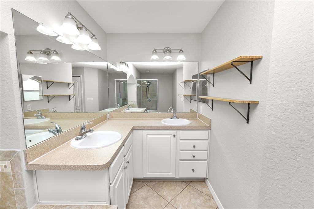 For Rent: $2,400 (3 beds, 2 baths, 1636 Square Feet)