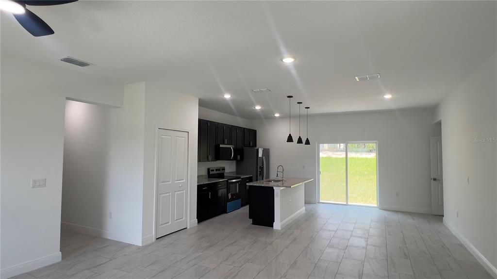 В аренду: $1,899 (4 спален, 2 ванн, 1580 Квадратных фут)