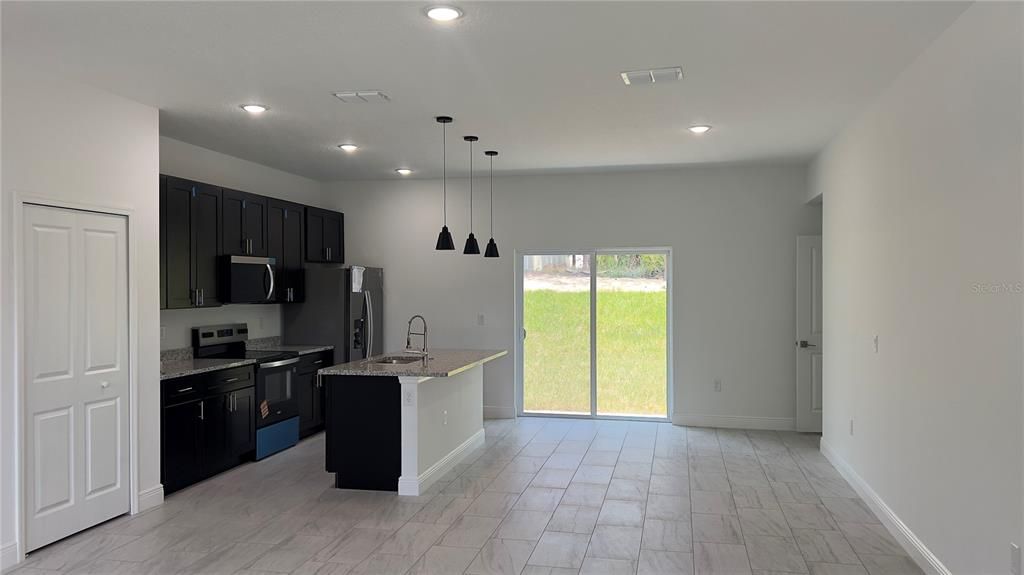 В аренду: $1,899 (4 спален, 2 ванн, 1580 Квадратных фут)