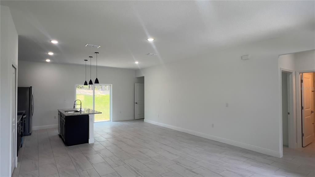 В аренду: $1,899 (4 спален, 2 ванн, 1580 Квадратных фут)