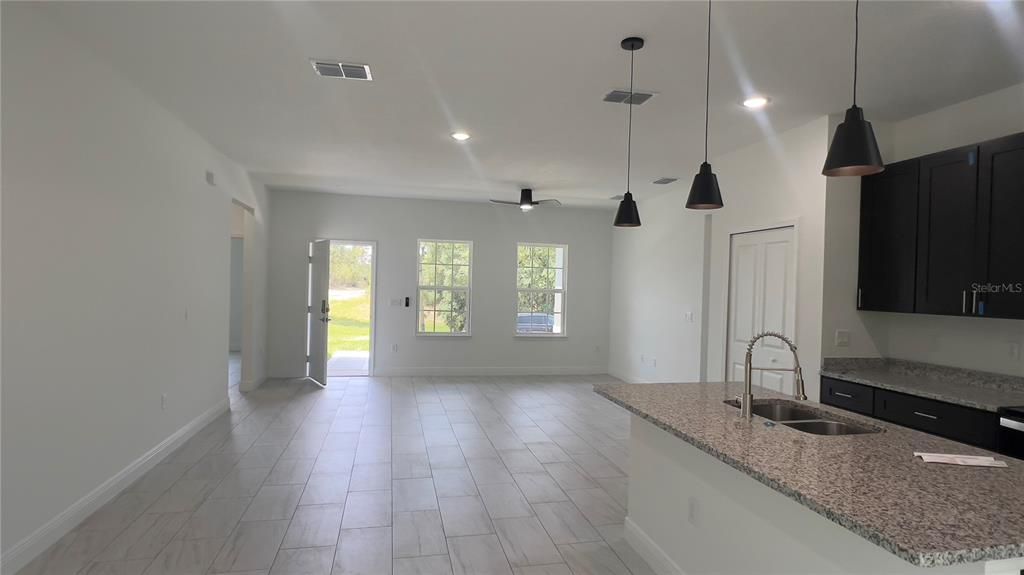 В аренду: $1,899 (4 спален, 2 ванн, 1580 Квадратных фут)