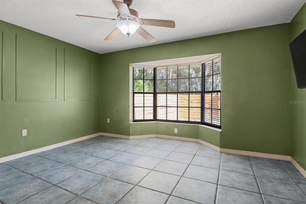 合同活跃: $389,900 (3 贝兹, 2 浴室, 1721 平方英尺)