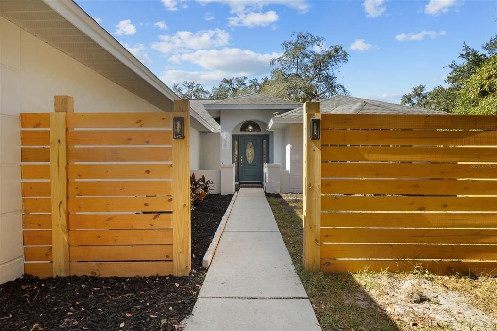 合同活跃: $389,900 (3 贝兹, 2 浴室, 1721 平方英尺)