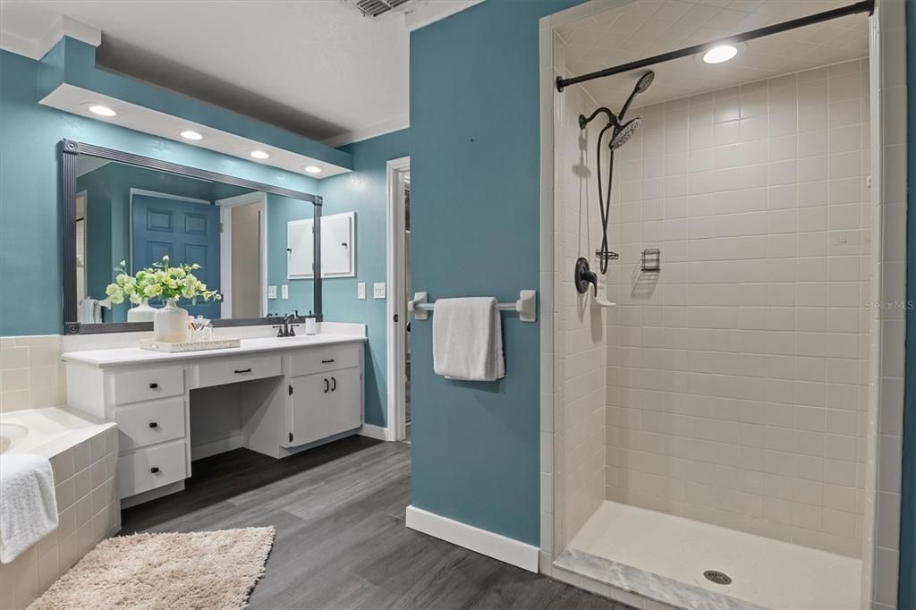 合同活跃: $389,900 (3 贝兹, 2 浴室, 1721 平方英尺)