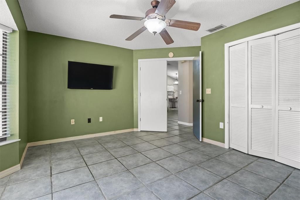 合同活跃: $389,900 (3 贝兹, 2 浴室, 1721 平方英尺)