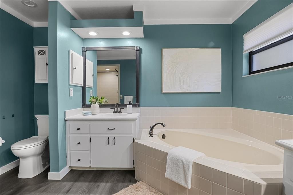 合同活跃: $389,900 (3 贝兹, 2 浴室, 1721 平方英尺)