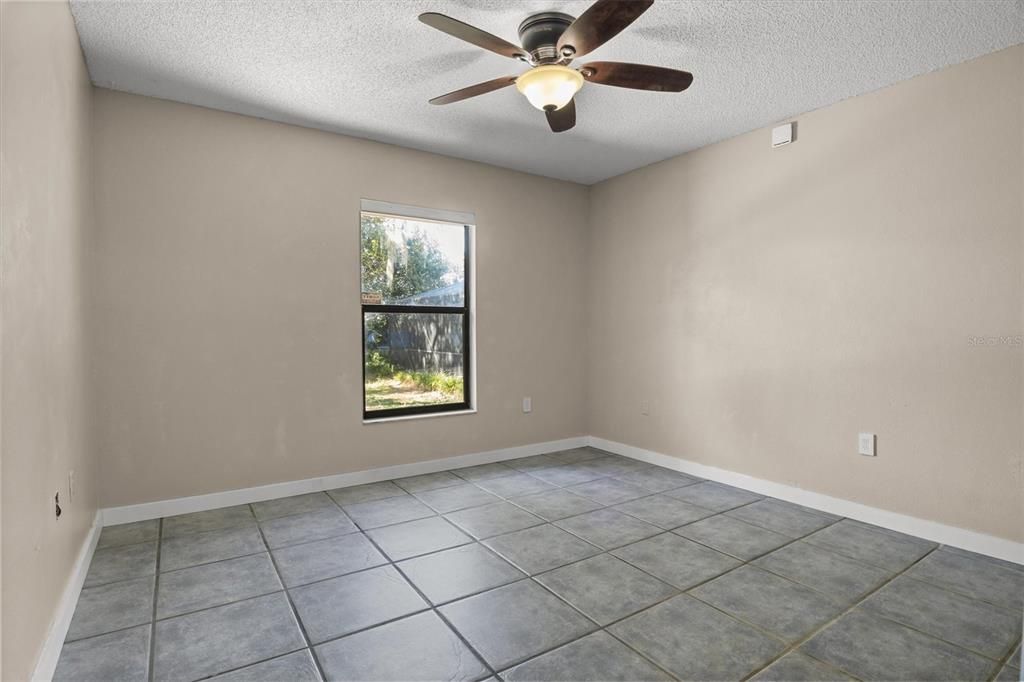 合同活跃: $389,900 (3 贝兹, 2 浴室, 1721 平方英尺)