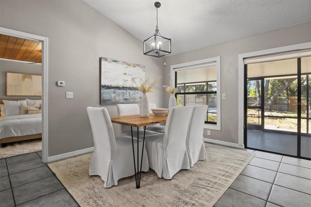 合同活跃: $389,900 (3 贝兹, 2 浴室, 1721 平方英尺)