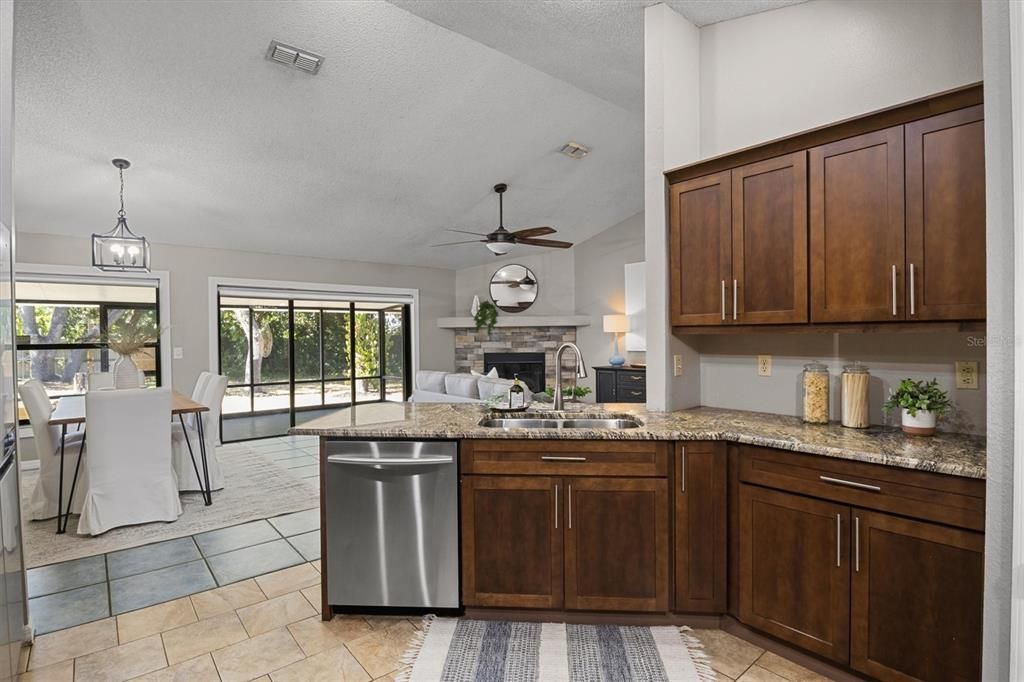 合同活跃: $389,900 (3 贝兹, 2 浴室, 1721 平方英尺)