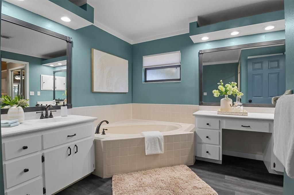 合同活跃: $389,900 (3 贝兹, 2 浴室, 1721 平方英尺)