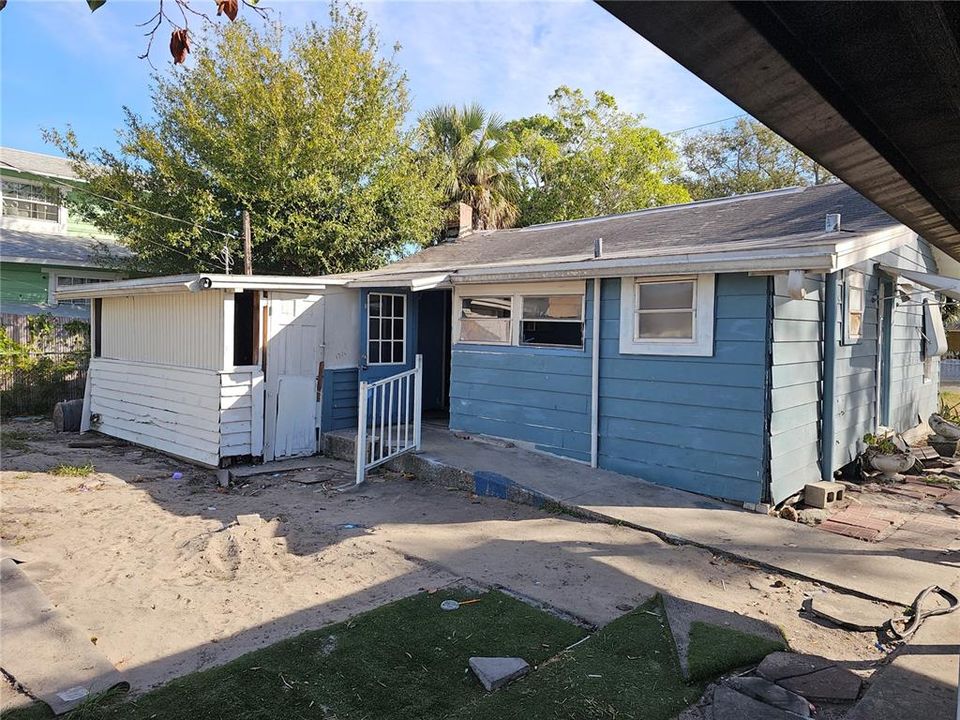 合同活跃: $160,000 (3 贝兹, 1 浴室, 930 平方英尺)