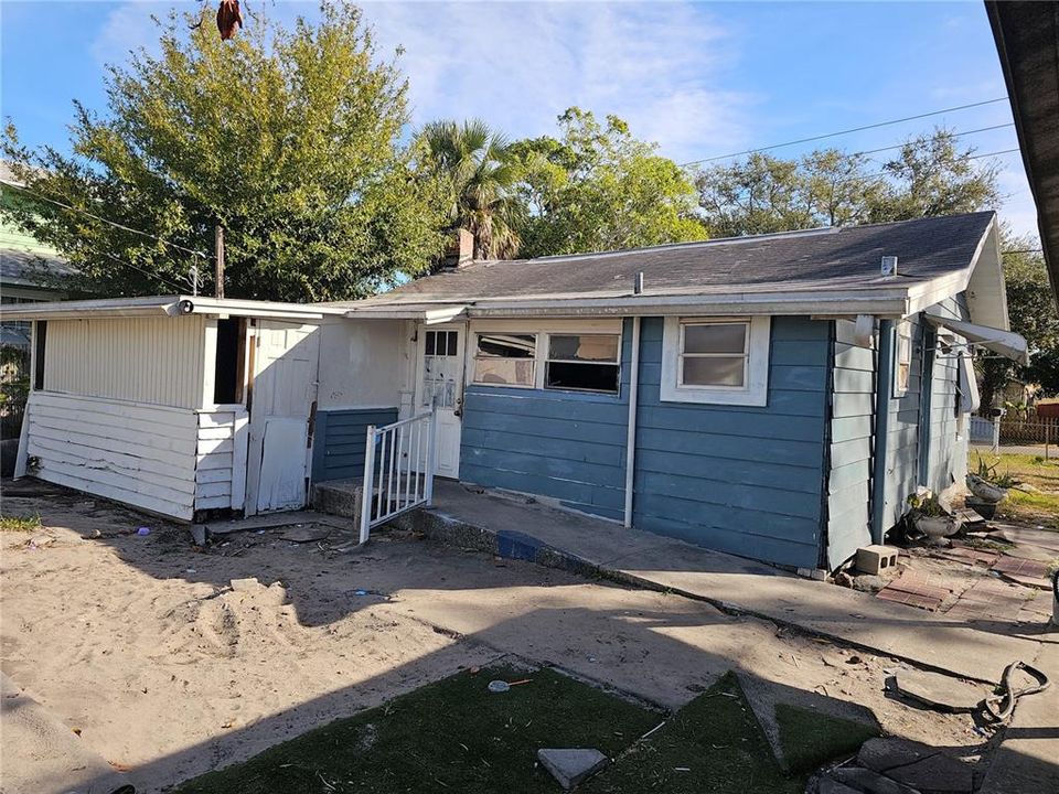 合同活跃: $160,000 (3 贝兹, 1 浴室, 930 平方英尺)