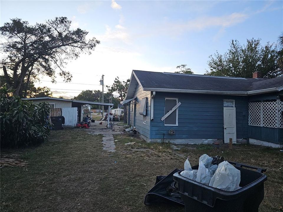 合同活跃: $160,000 (3 贝兹, 1 浴室, 930 平方英尺)