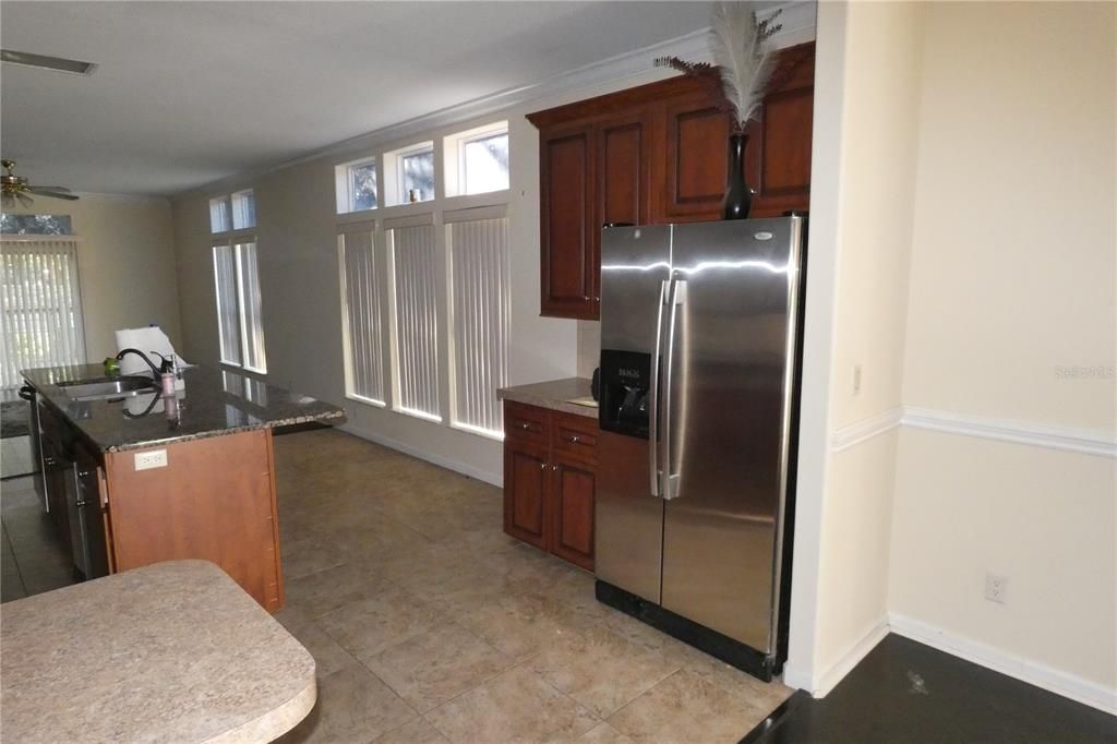 合同活跃: $2,150 (3 贝兹, 2 浴室, 2108 平方英尺)