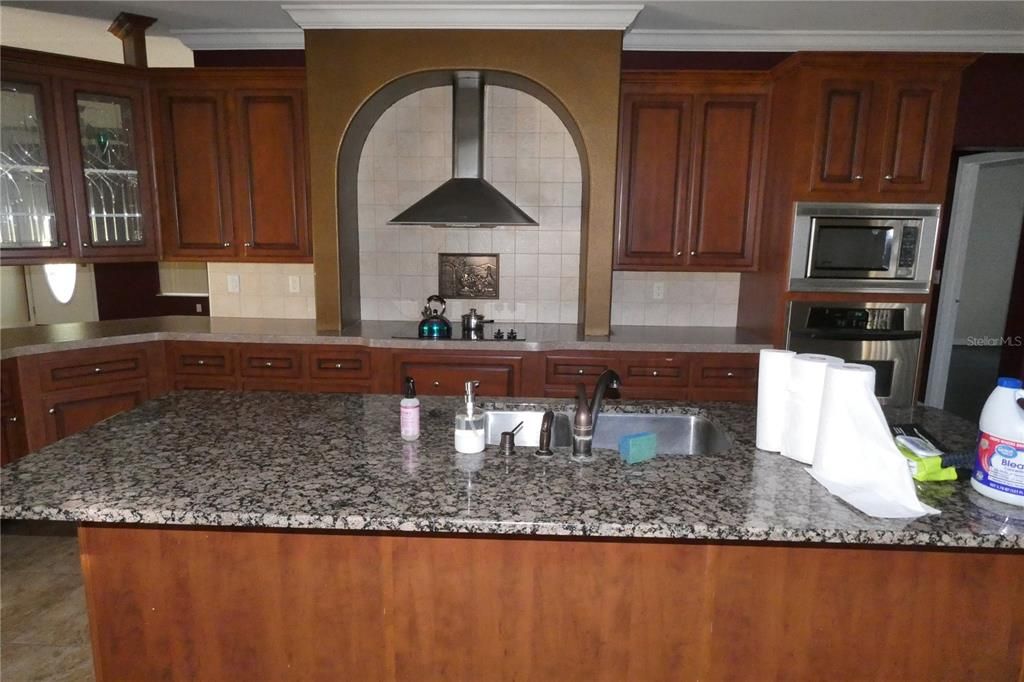 合同活跃: $2,150 (3 贝兹, 2 浴室, 2108 平方英尺)