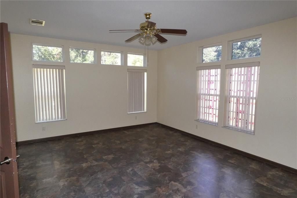 合同活跃: $2,150 (3 贝兹, 2 浴室, 2108 平方英尺)