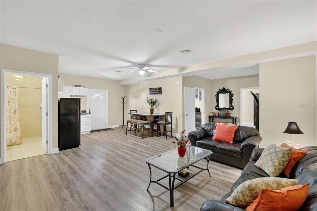 For Rent: $1,850 (2 beds, 1 baths, 1322 Square Feet)