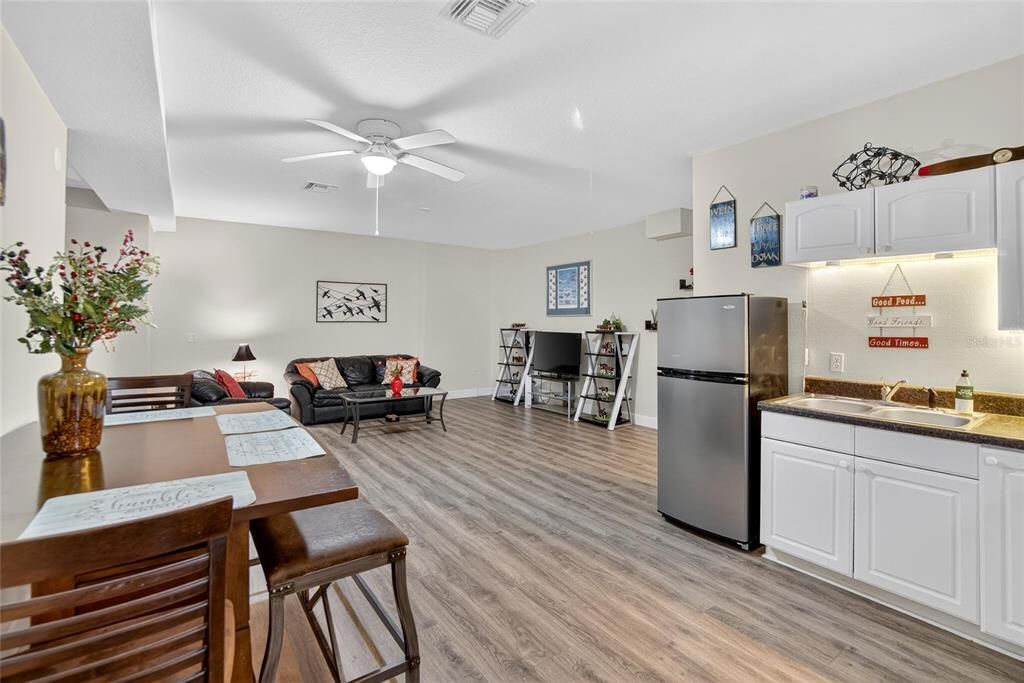 For Rent: $1,850 (2 beds, 1 baths, 1322 Square Feet)