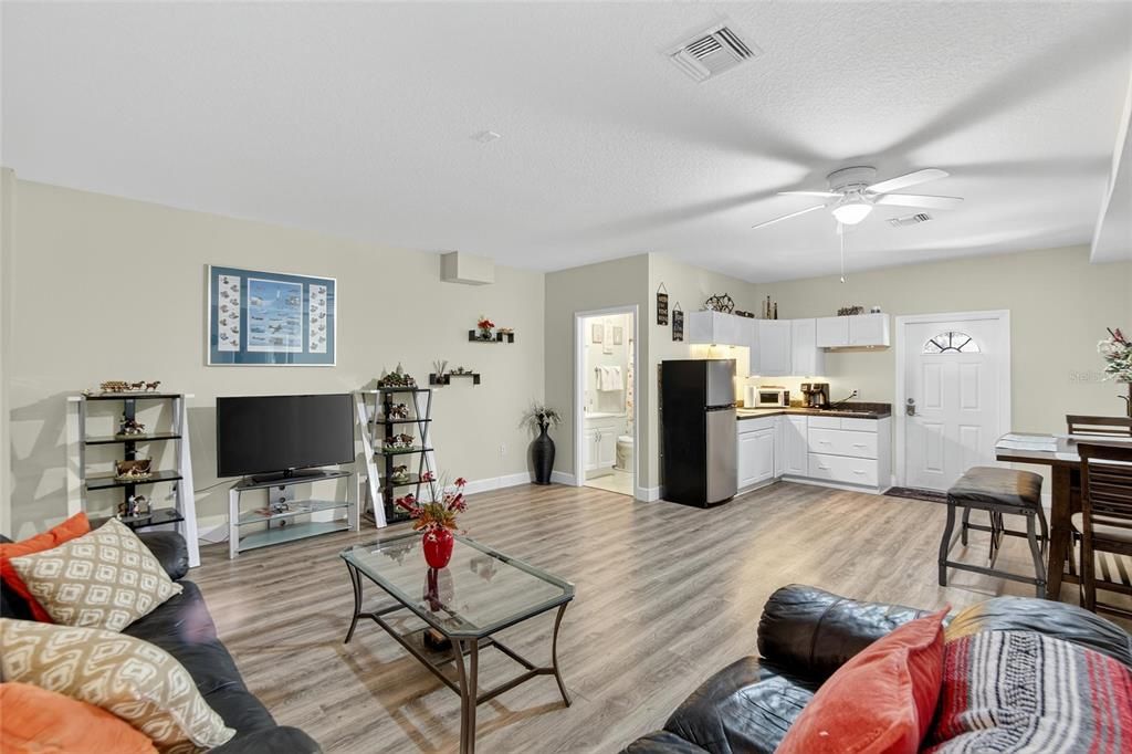 For Rent: $1,850 (2 beds, 1 baths, 1322 Square Feet)