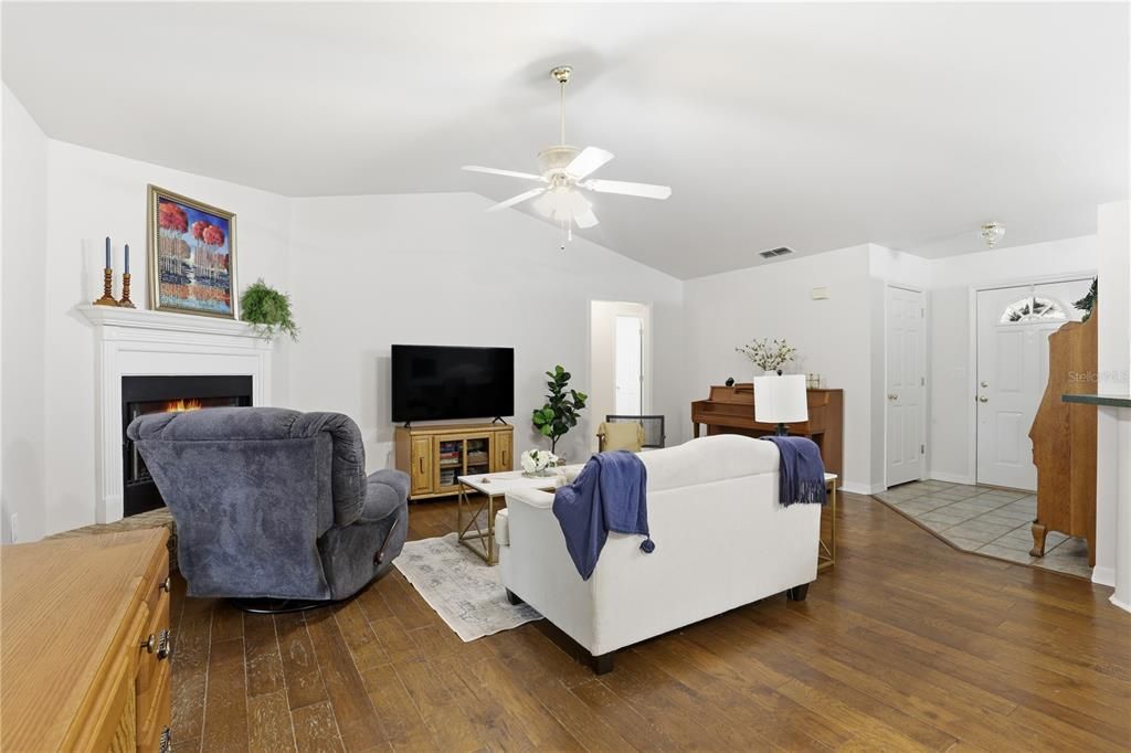 待售: $289,000 (3 贝兹, 2 浴室, 1375 平方英尺)