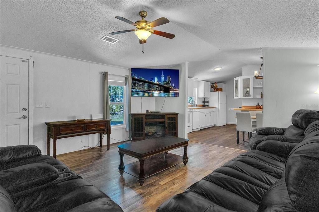 待售: $185,000 (2 贝兹, 2 浴室, 1232 平方英尺)