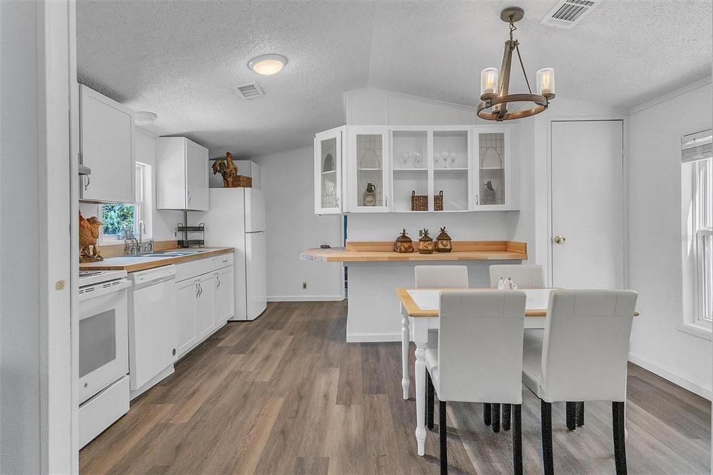 待售: $185,000 (2 贝兹, 2 浴室, 1232 平方英尺)