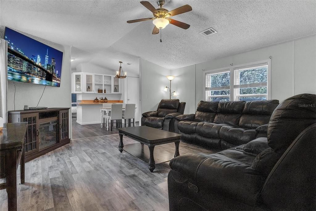 待售: $185,000 (2 贝兹, 2 浴室, 1232 平方英尺)