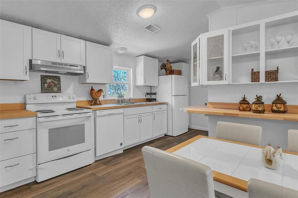 待售: $185,000 (2 贝兹, 2 浴室, 1232 平方英尺)