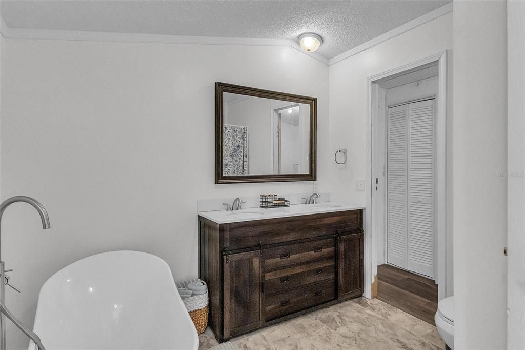 待售: $185,000 (2 贝兹, 2 浴室, 1232 平方英尺)