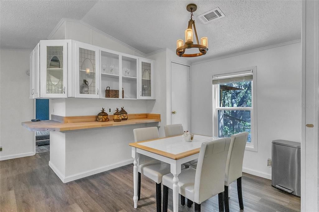 待售: $185,000 (2 贝兹, 2 浴室, 1232 平方英尺)